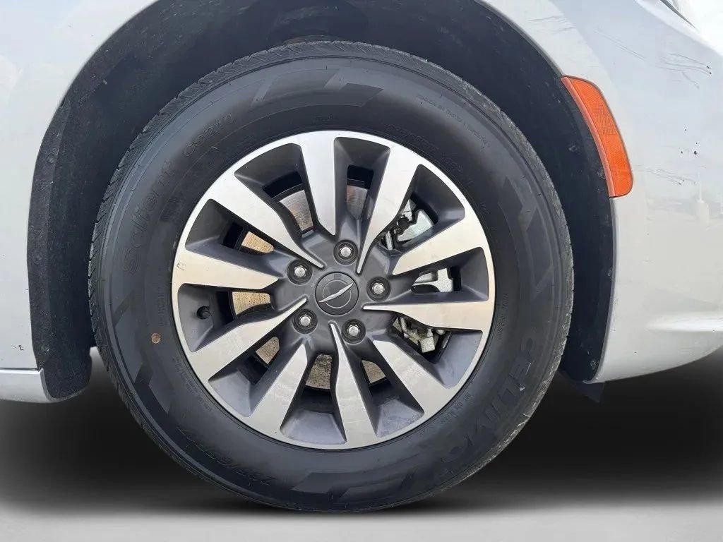 Used 2023 Chrysler Pacifica Touring-L image 30