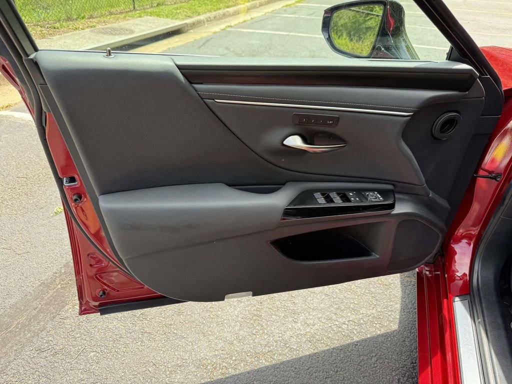 Used 2025 Lexus ES 300h w/ Technology Package FWD image 12