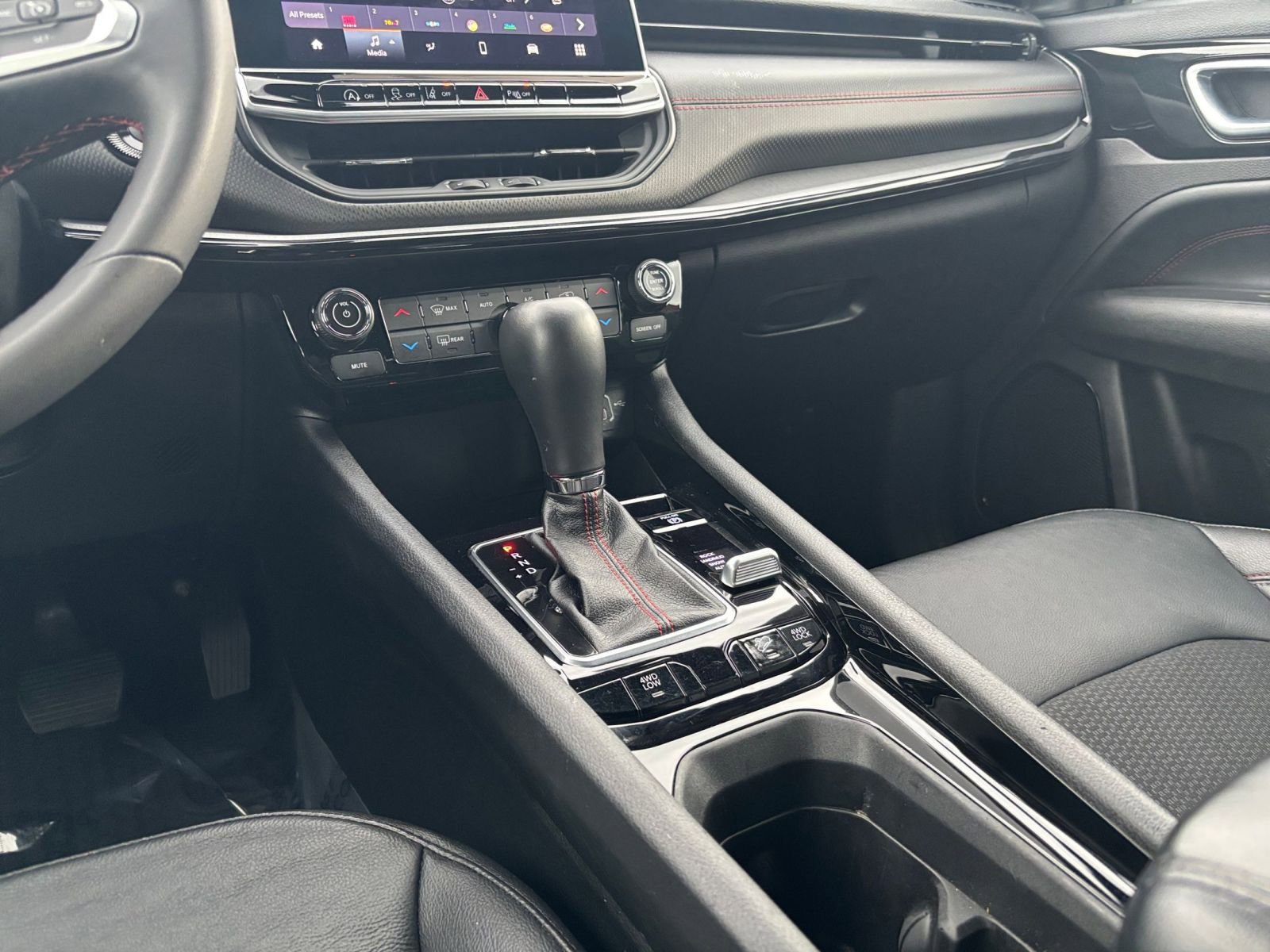 Used 2025 Jeep Compass Trailhawk image 41