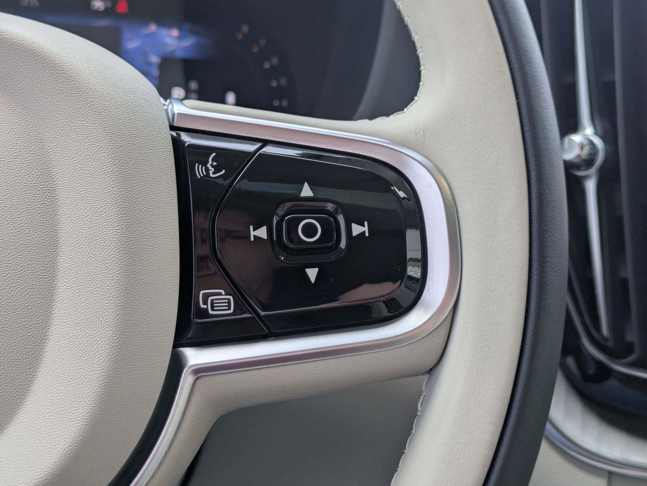 Used 2025 Volvo XC60 B5 Plus w/ Protection Package Premier image 19