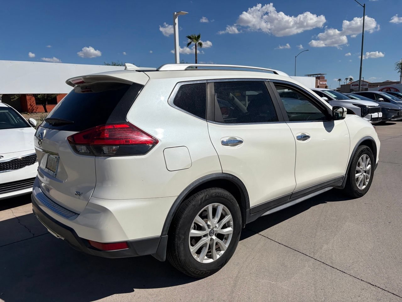 Used 2017 Nissan Rogue SV FWD image 2