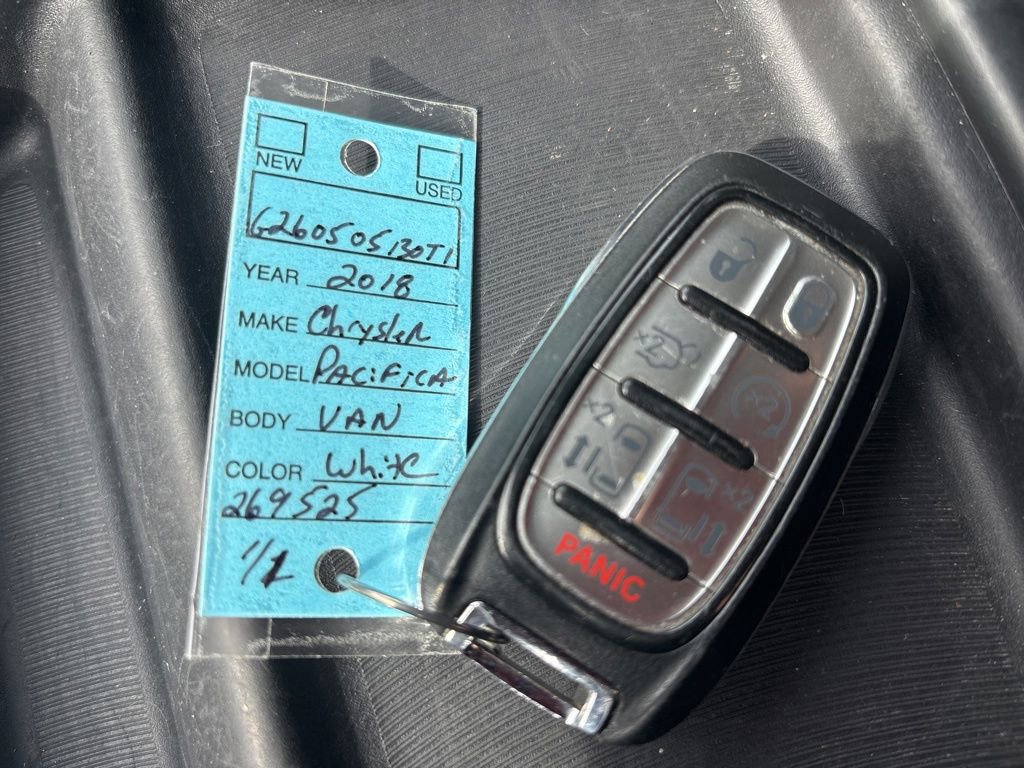 Used 2018 Chrysler Pacifica Touring-L FWD image 30