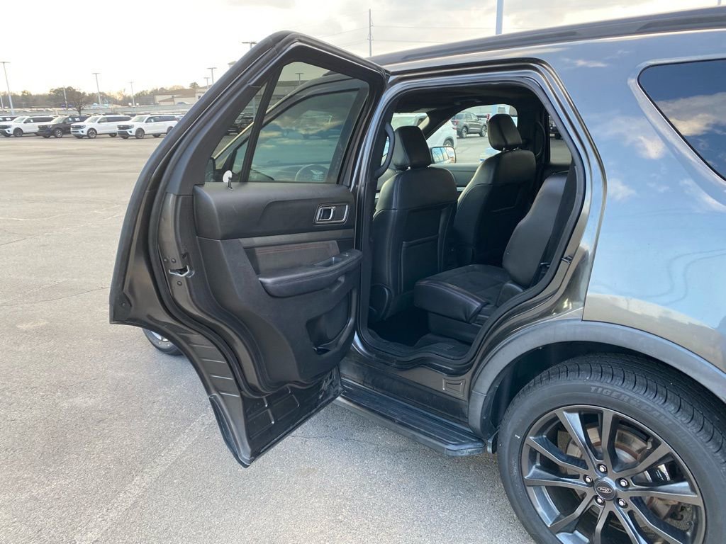 Used 2018 Ford Explorer XLT w/ Equipment Group 202A image 28