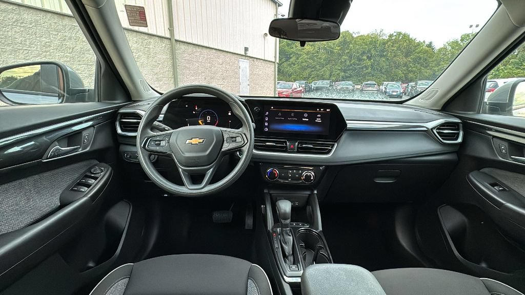 Used 2025 Chevrolet TrailBlazer LT AWD/4WD image 8
