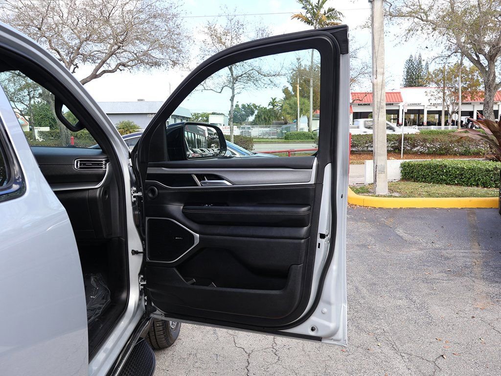 Used 2025 Jeep Wagoneer L Series II w/ 8-pass Seating Package AWD/4WD image 25