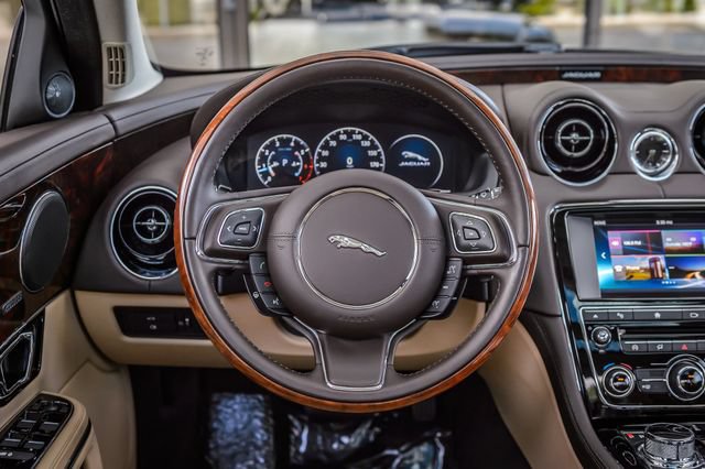 Used 2016 Jaguar XJ R-Sport RWD image 39