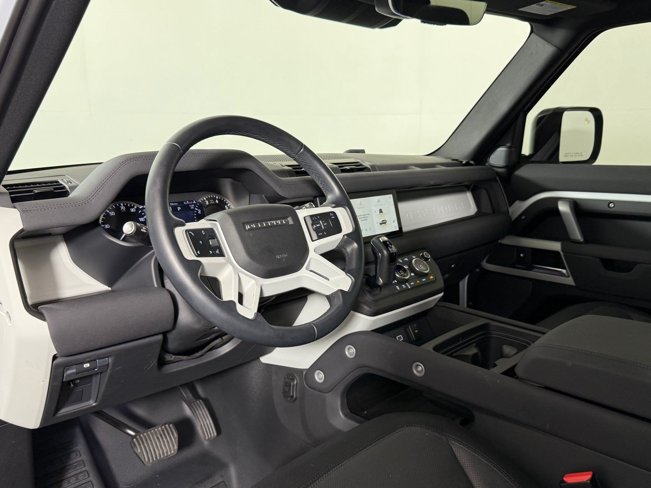 Used 2023 Land Rover Defender 90 X-Dynamic SE AWD/4WD image 4