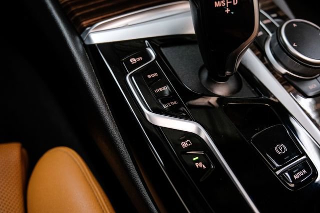 Used 2022 BMW 530e w/ Premium Package image 24