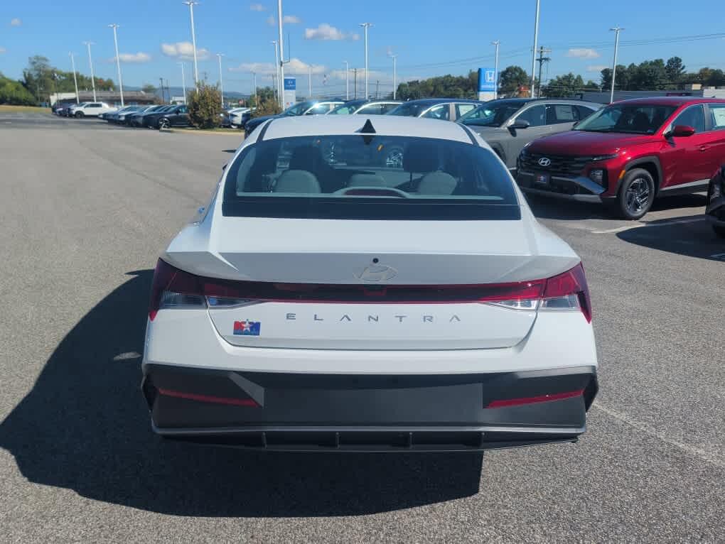 New 2026 Hyundai Elantra SE FWD image 18