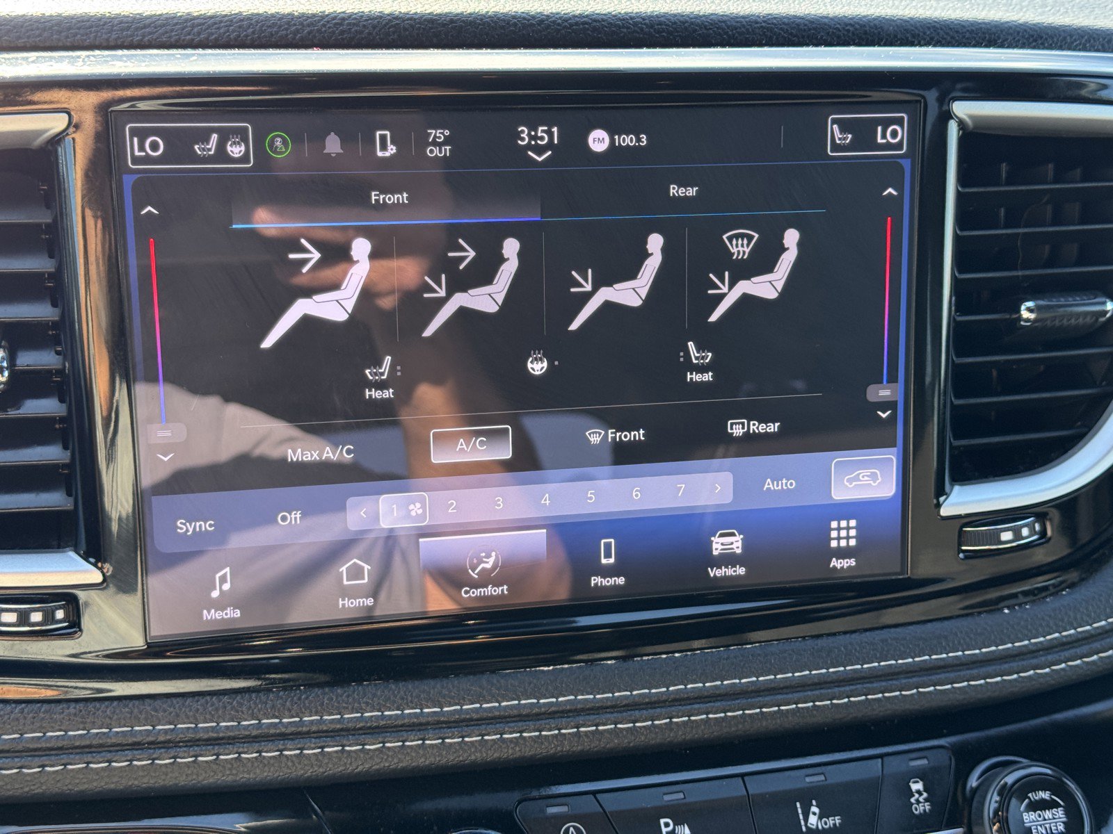 Used 2024 Chrysler Pacifica Touring image 16