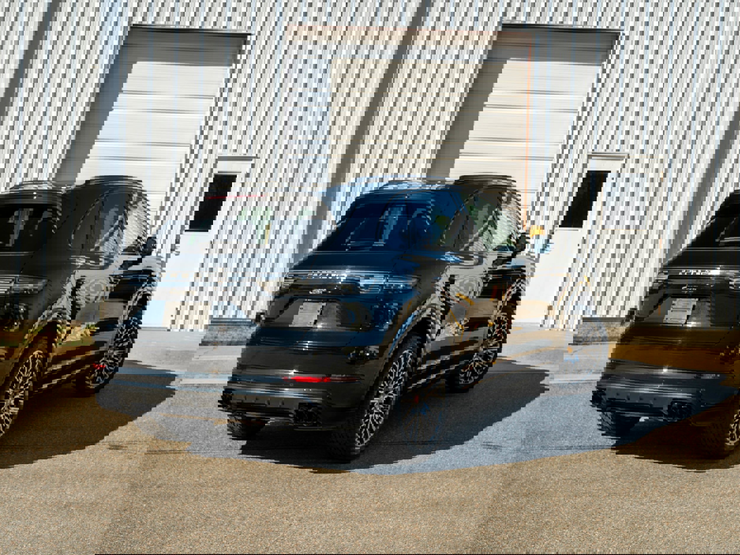 Certified 2023 Porsche Cayenne Platinum Edition image 8