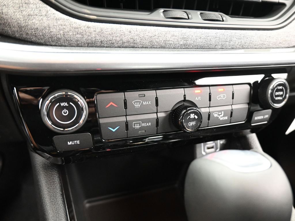 Used 2025 Jeep Compass Latitude image 23