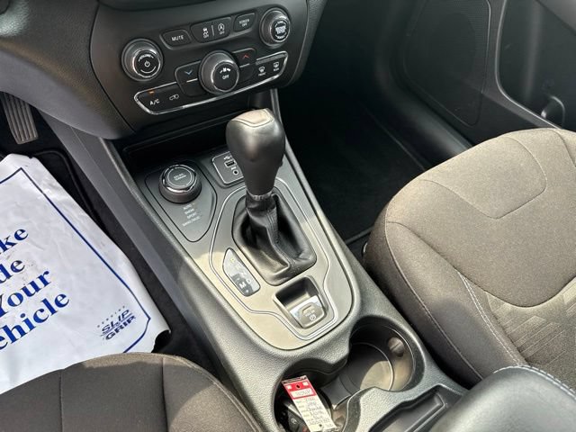 Used 2022 Jeep Cherokee Latitude AWD/4WD image 24