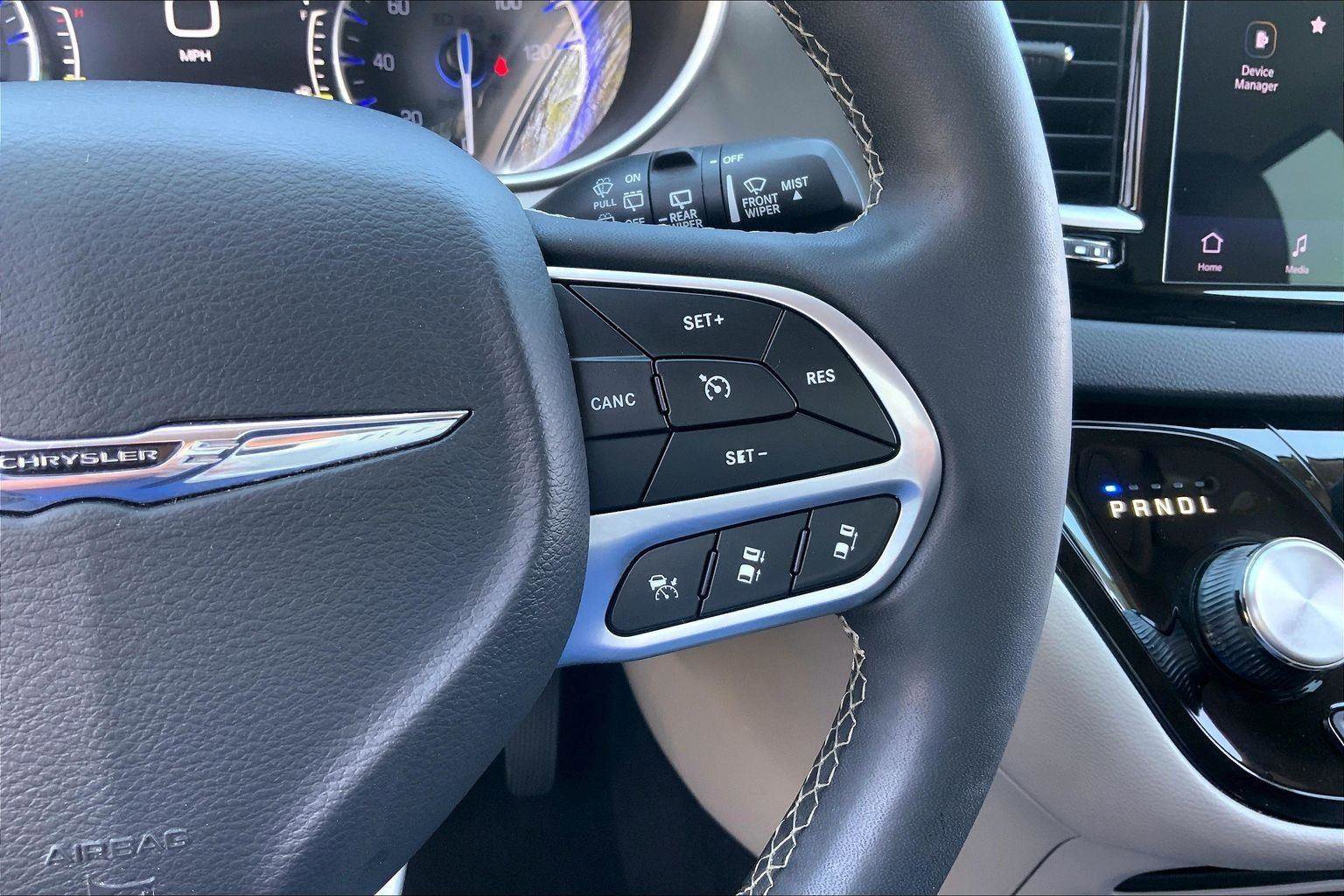 Used 2023 Chrysler Pacifica Touring-L image 18