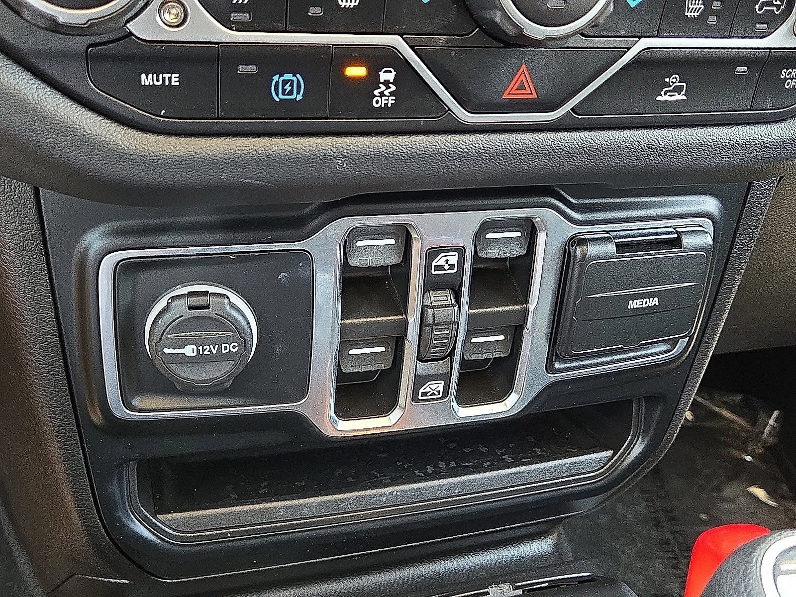 Used 2024 Jeep Wrangler Unlimited Sahara AWD/4WD image 29