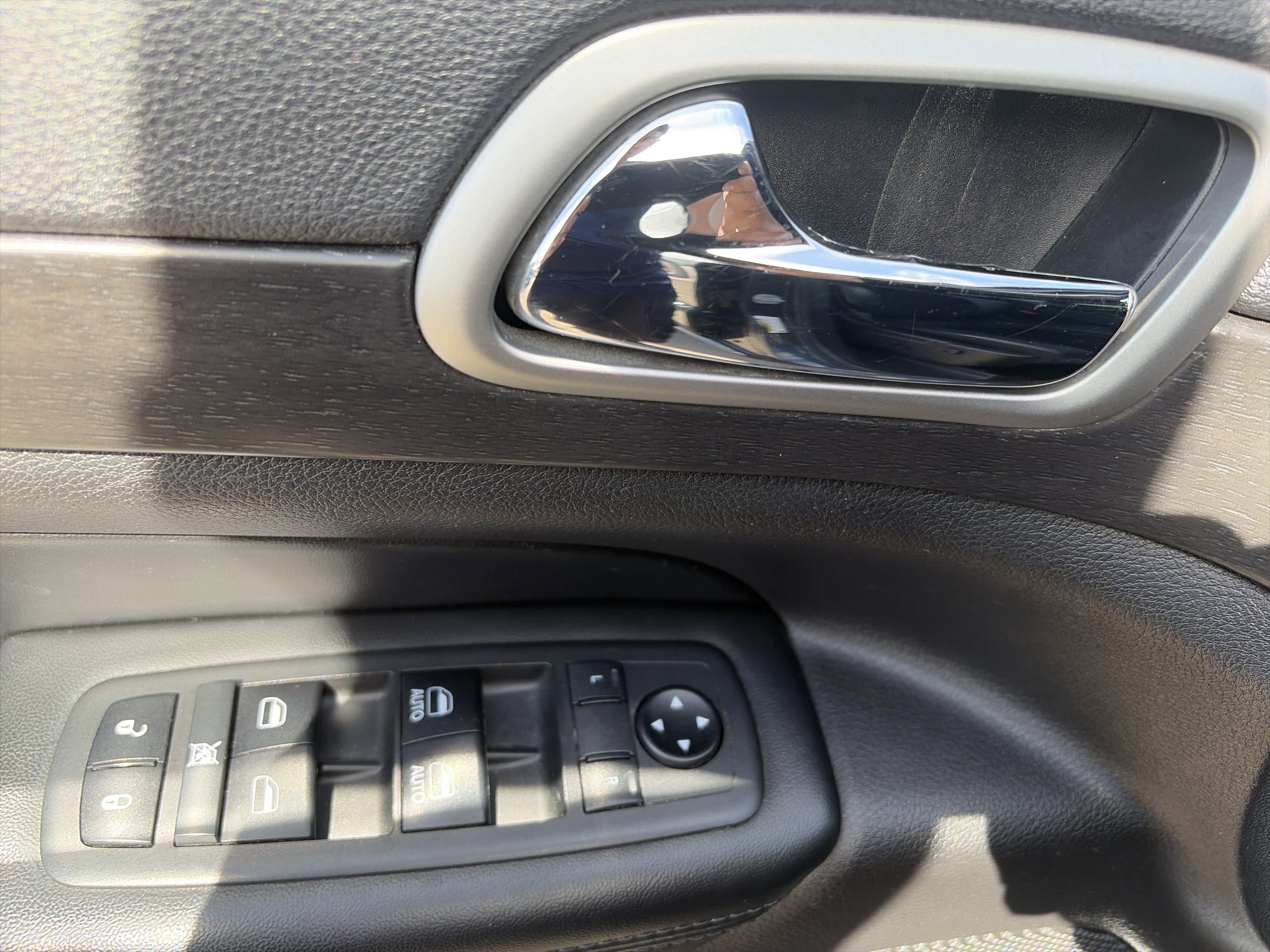 Used 2018 Jeep Grand Cherokee Altitude AWD/4WD image 10