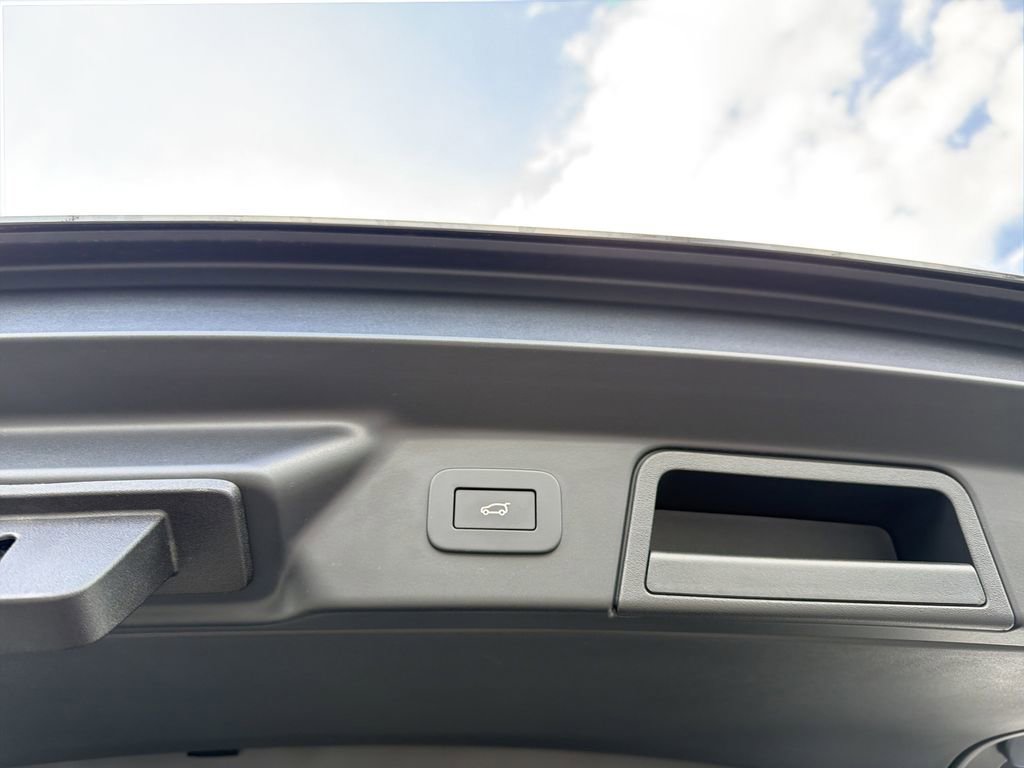 Used 2025 Land Rover Range Rover Velar Dynamic SE image 13