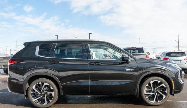 Used 2023 Mitsubishi Outlander 4WD Plug-In Hybrid image 5
