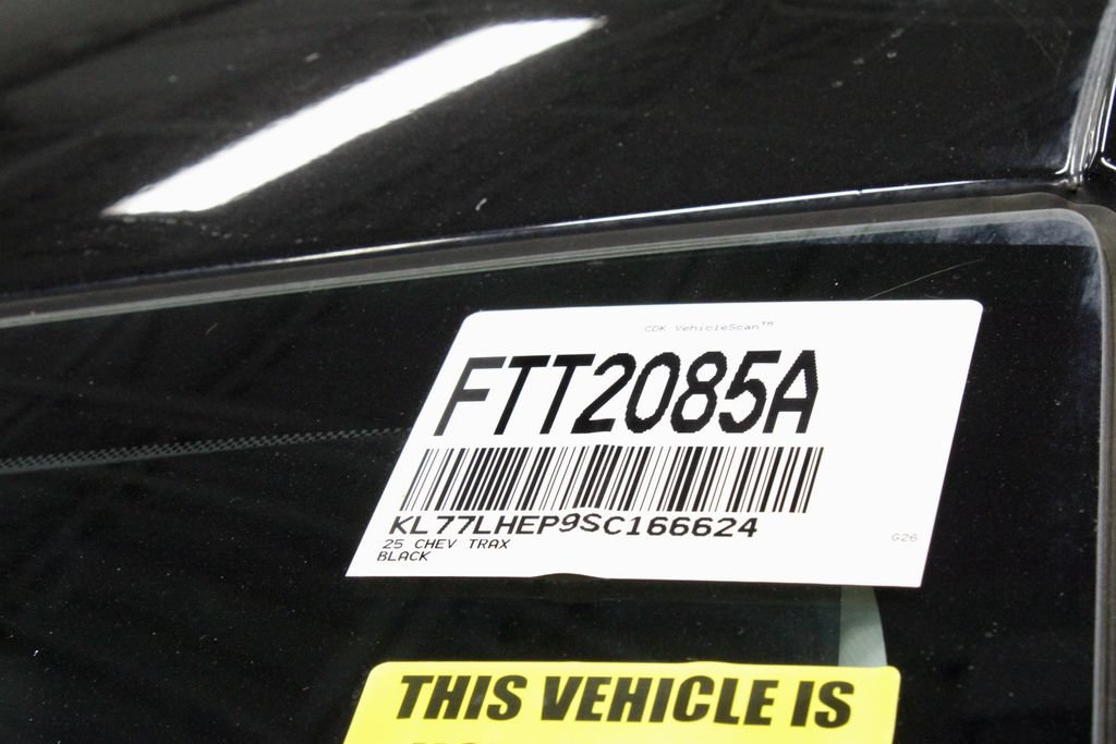 Used 2025 Chevrolet Trax LT FWD image 32