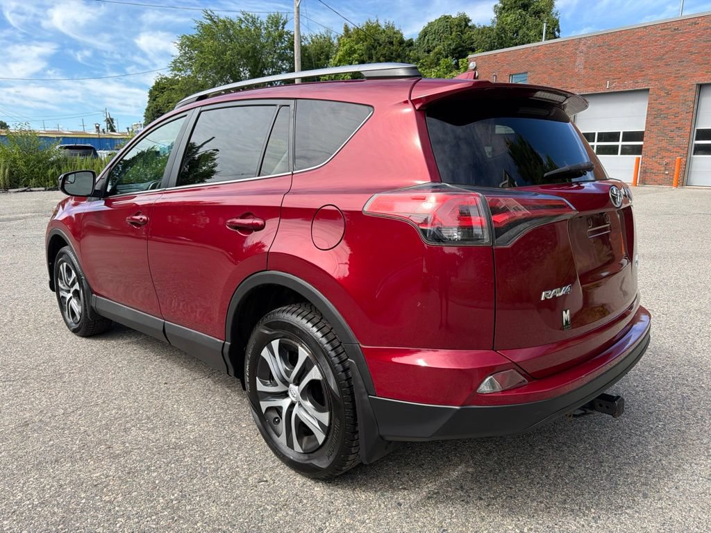 Used 2018 Toyota RAV4 LE AWD/4WD image 4