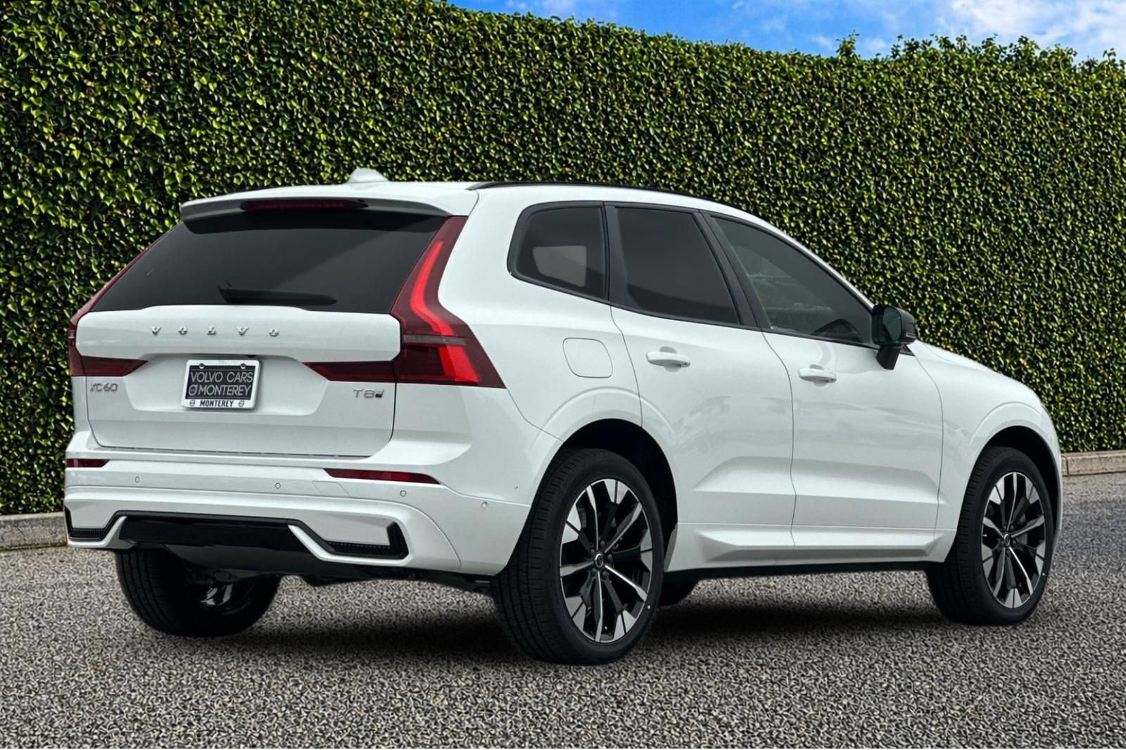New 2026 Volvo XC60 T8 Plus w/ Climate Package PRO AWD/4WD image 6