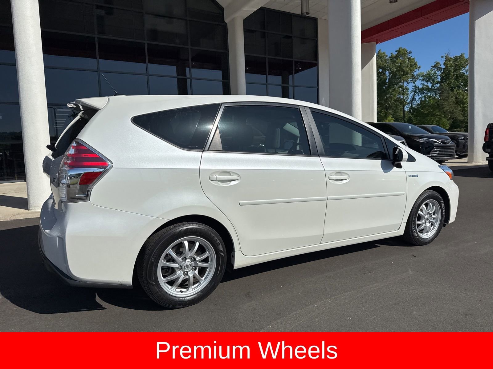 Used 2016 Toyota Prius V Four FWD image 6