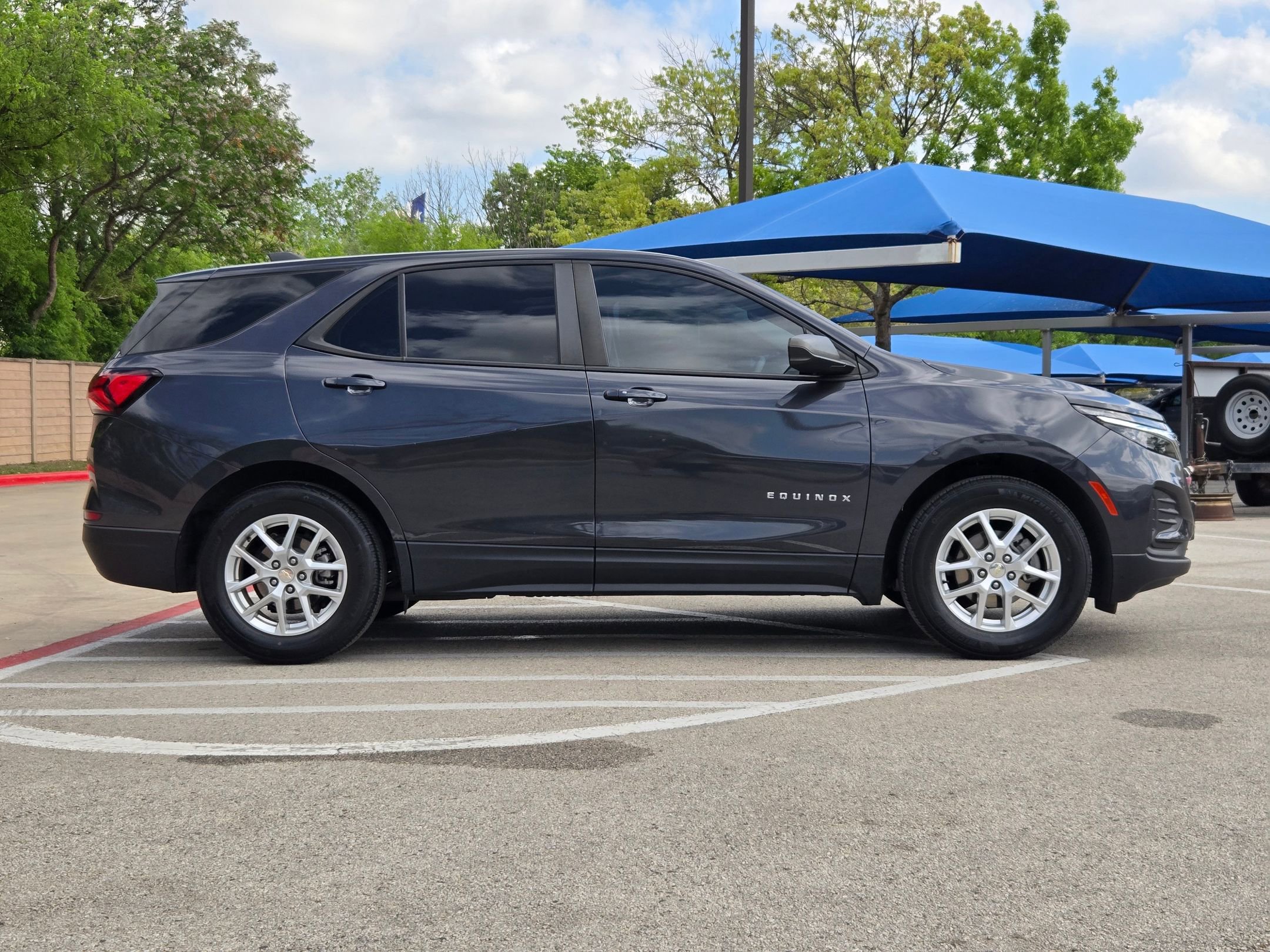 Used 2022 Chevrolet Equinox LS image 2
