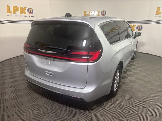 Certified 2024 Chrysler Pacifica Touring-L image 3