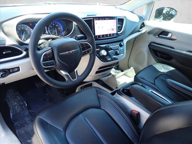 Used 2023 Chrysler Pacifica Touring-L AWD/4WD image 12