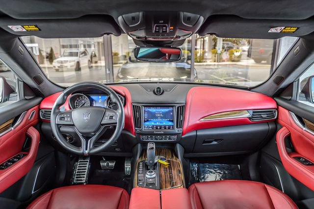 Used 2019 Maserati Levante GranLusso image 3