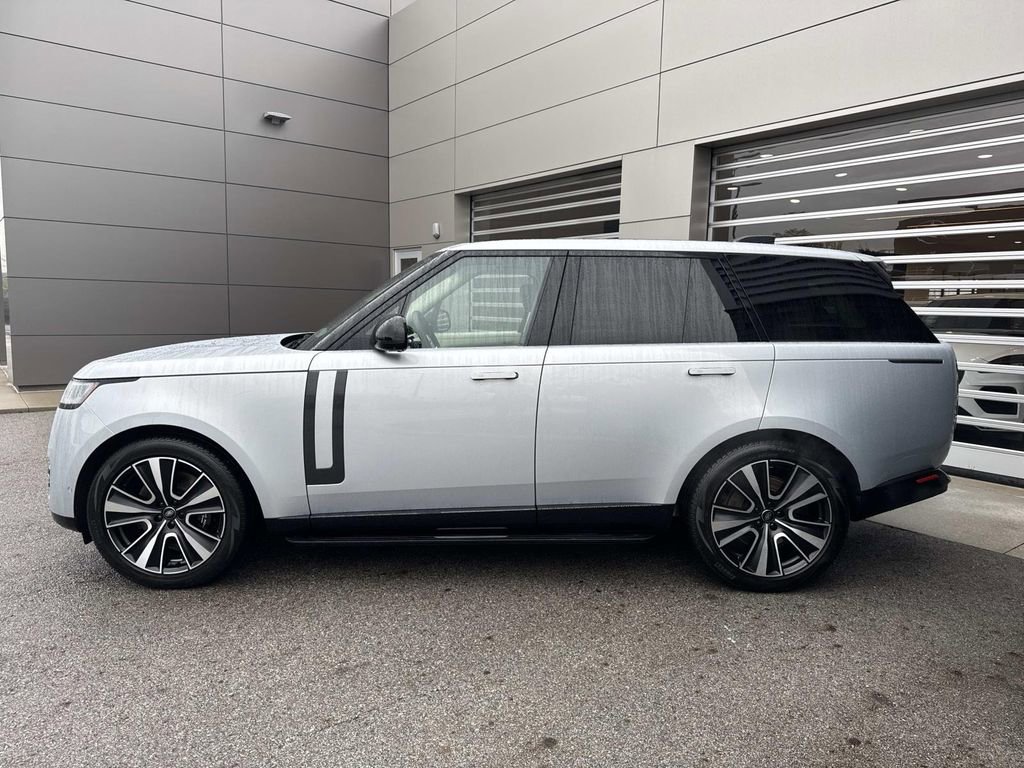 Used 2024 Land Rover Range Rover SE AWD/4WD image 4