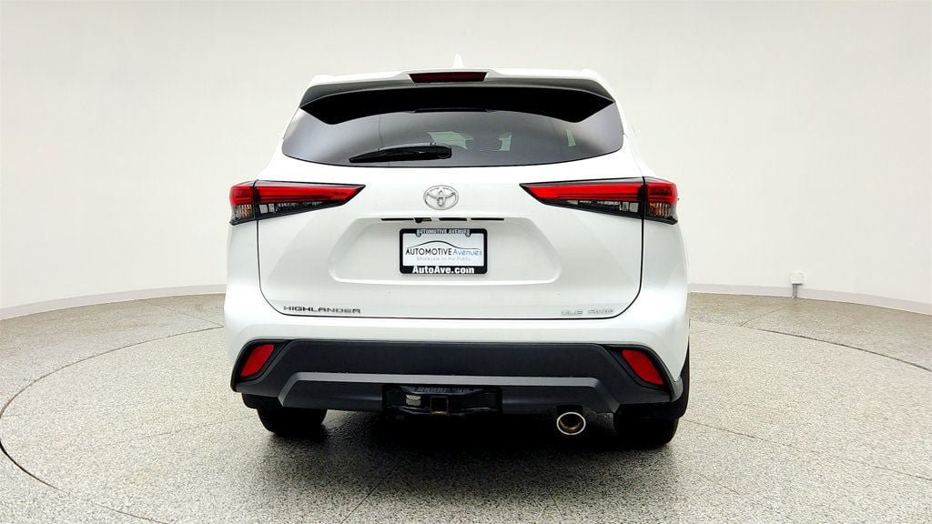 Used 2022 Toyota Highlander XLE AWD/4WD image 6