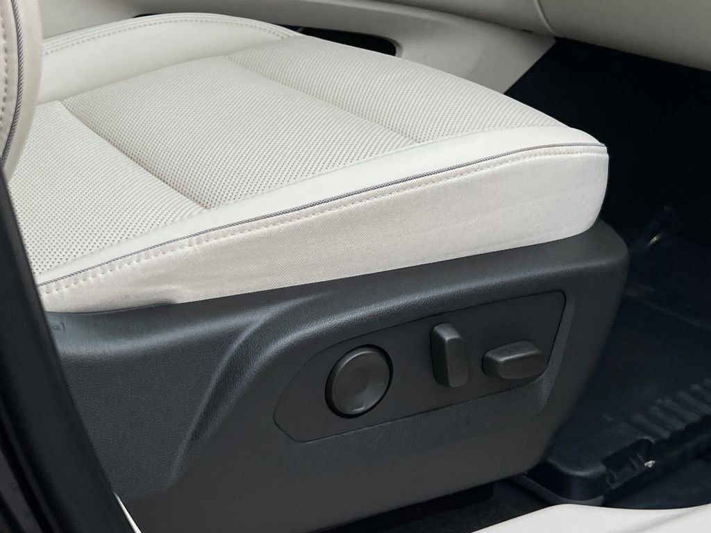 Used 2022 Buick Envision Essence w/ Safety Package image 16