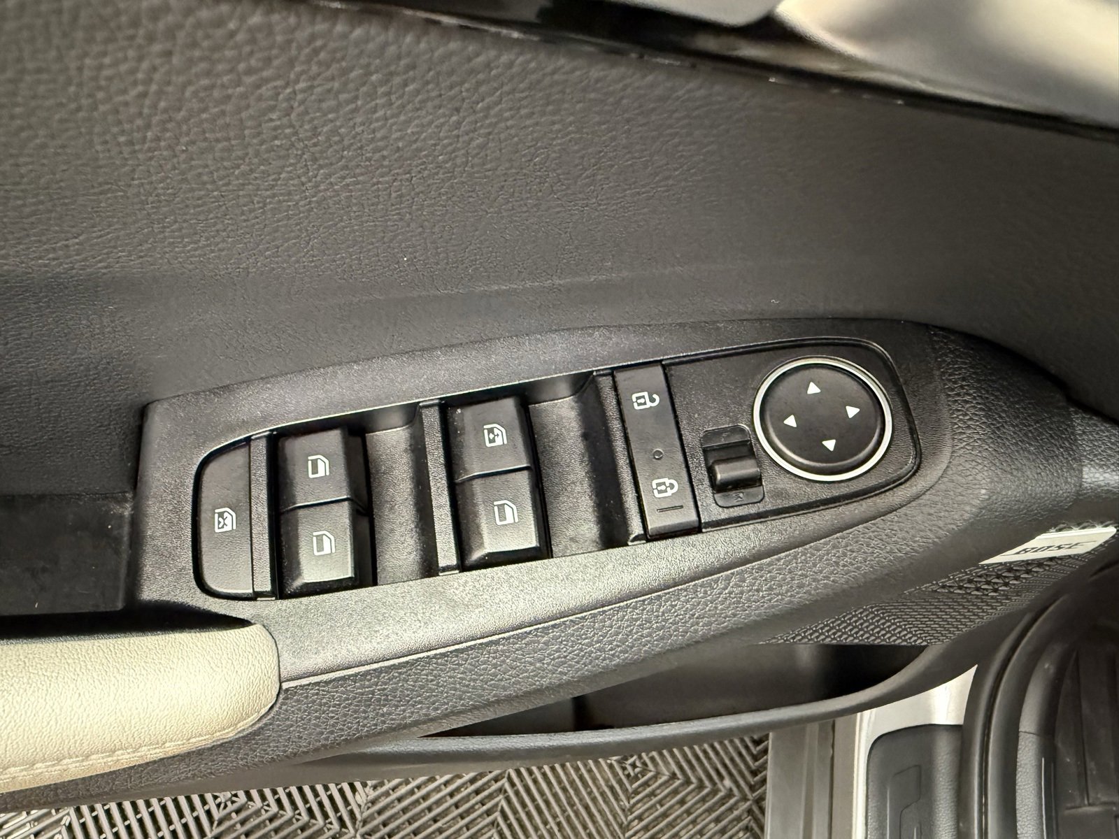 Used 2023 Kia Seltos SX w/ SX Sunroof Package image 9