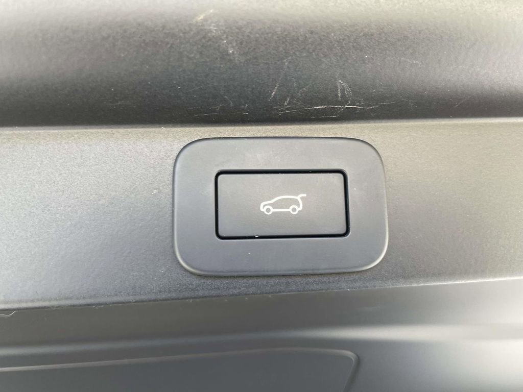 Used 2023 Land Rover Range Rover SE image 12