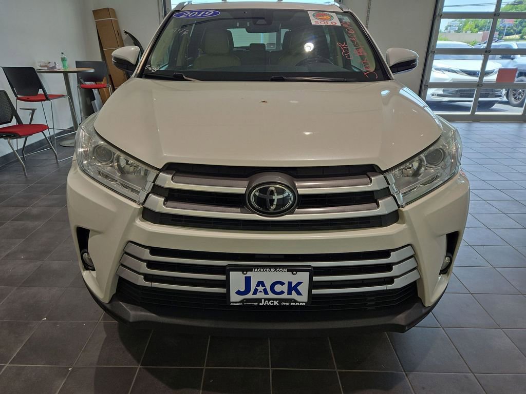 Used 2019 Toyota Highlander XLE AWD/4WD image 2