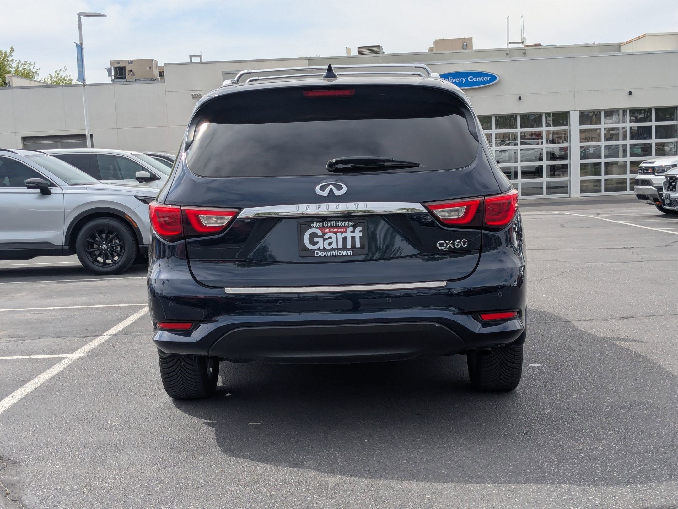 Used 2017 INFINITI QX60 Luxe w/ Deluxe Technology Package image 7