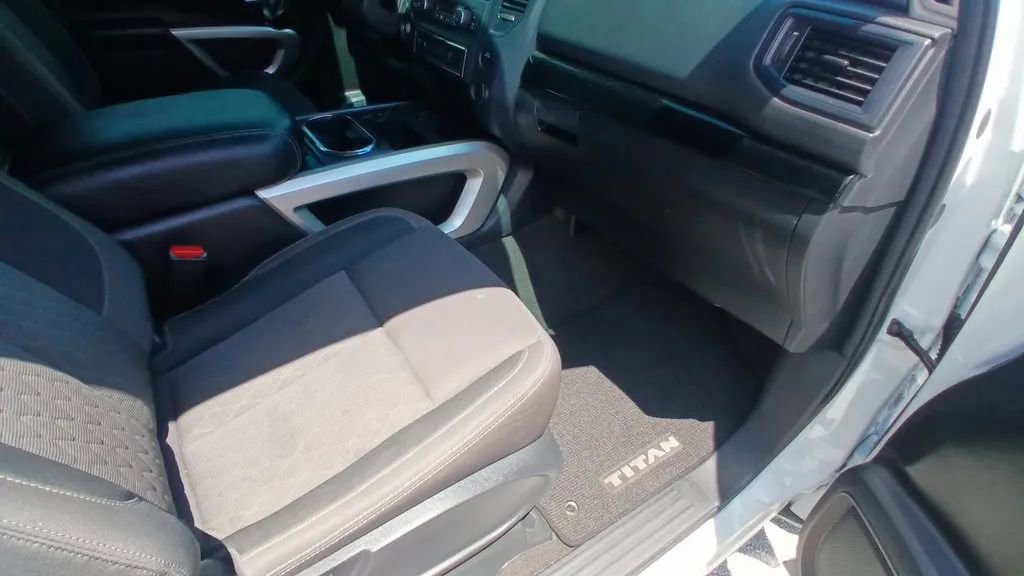 Used 2022 Nissan Titan SV w/ SV Convenience Package image 12