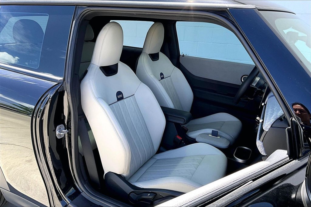 Used 2025 MINI Cooper 2-Door Hardtop FWD image 8