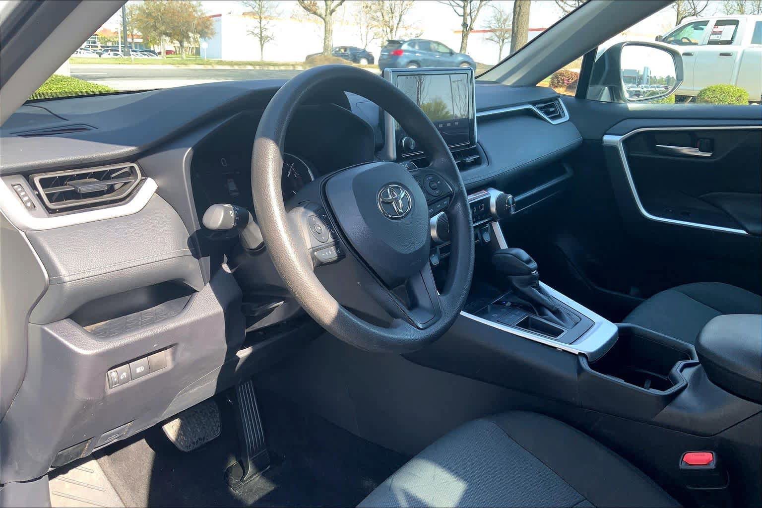 Used 2025 Toyota RAV4 XLE FWD image 17