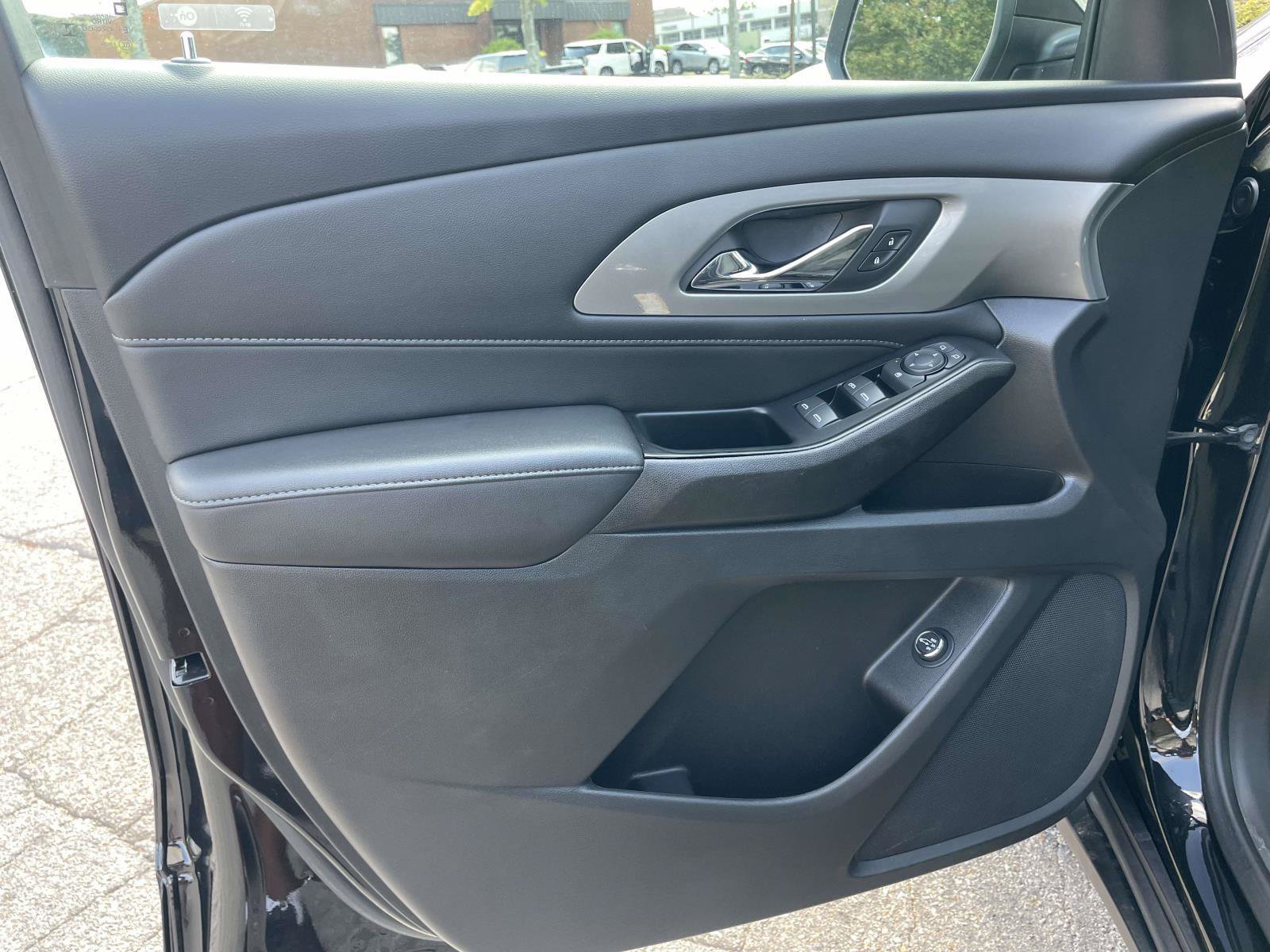 Used 2023 Chevrolet Traverse LT FWD image 5