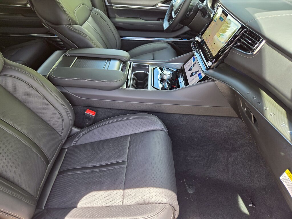 New 2026 Jeep Grand Wagoneer Summit AWD/4WD image 17