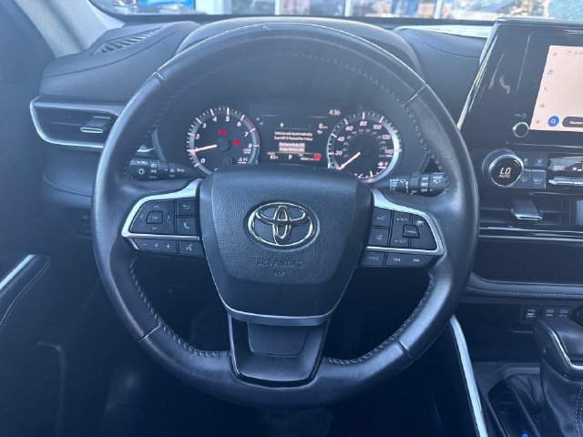 Used 2024 Toyota Highlander LE AWD/4WD image 14