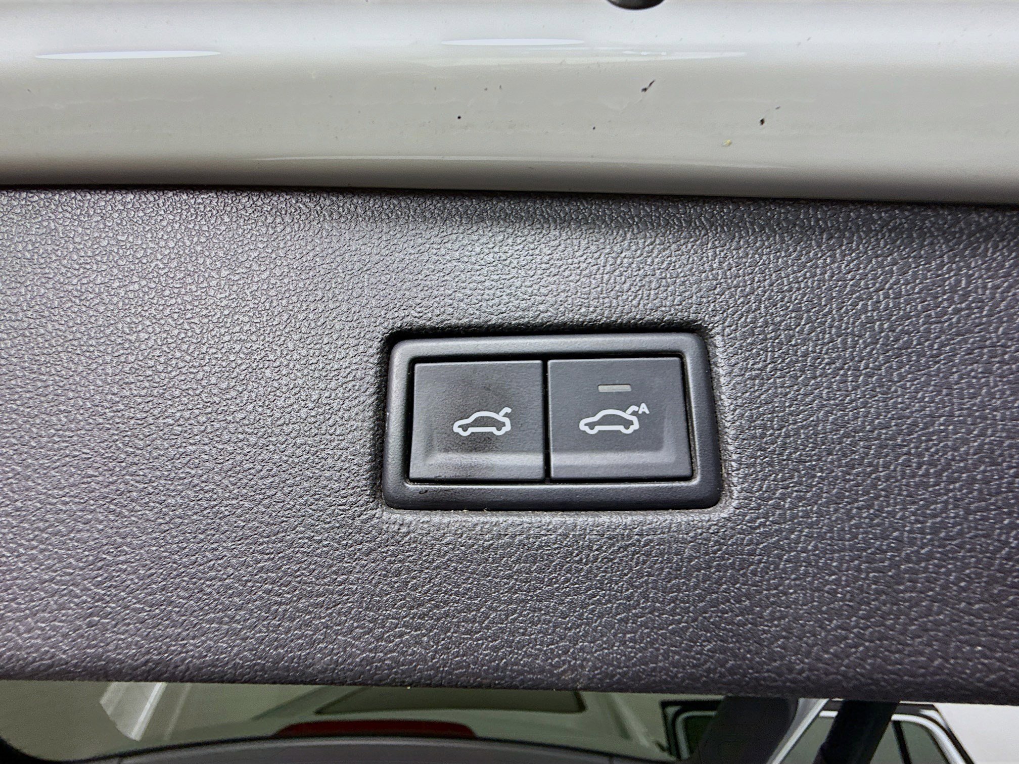 Used 2018 Volkswagen Tiguan SEL Premium image 42