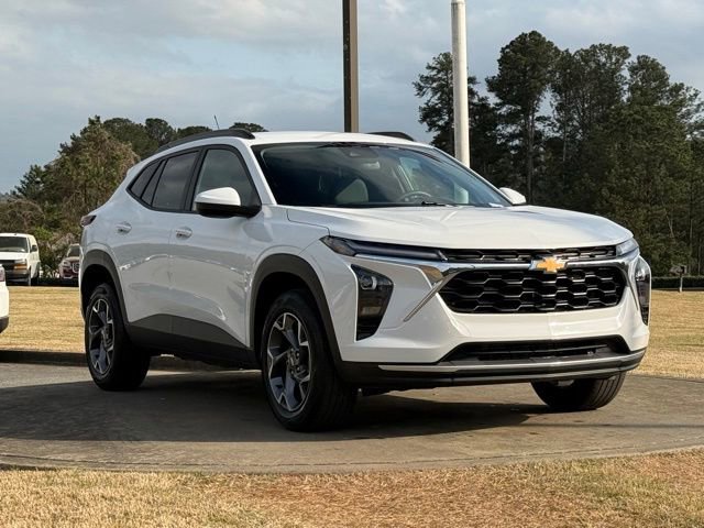 Used 2025 Chevrolet Trax LT FWD image 1