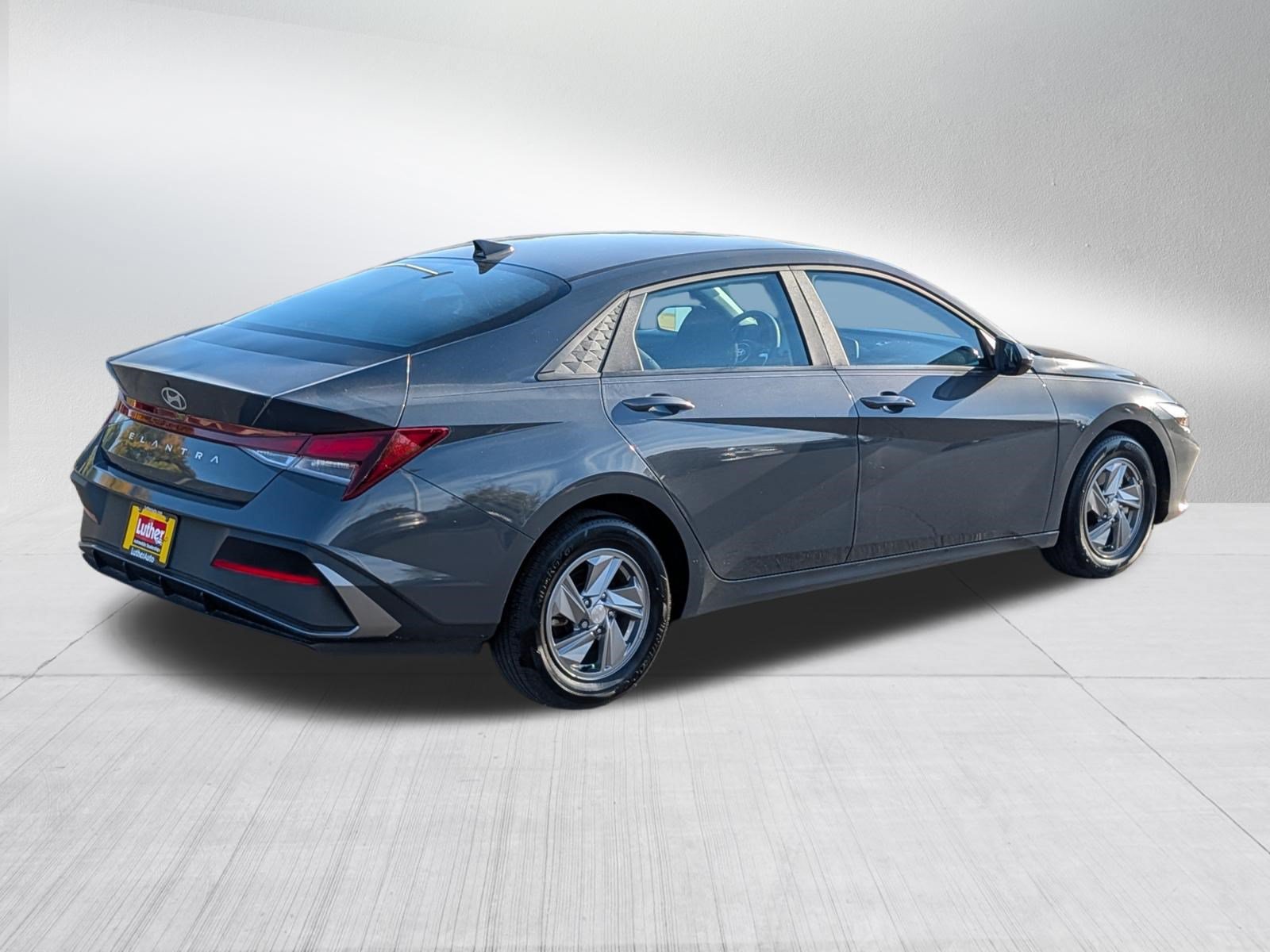 Used 2024 Hyundai Elantra SE FWD image 7