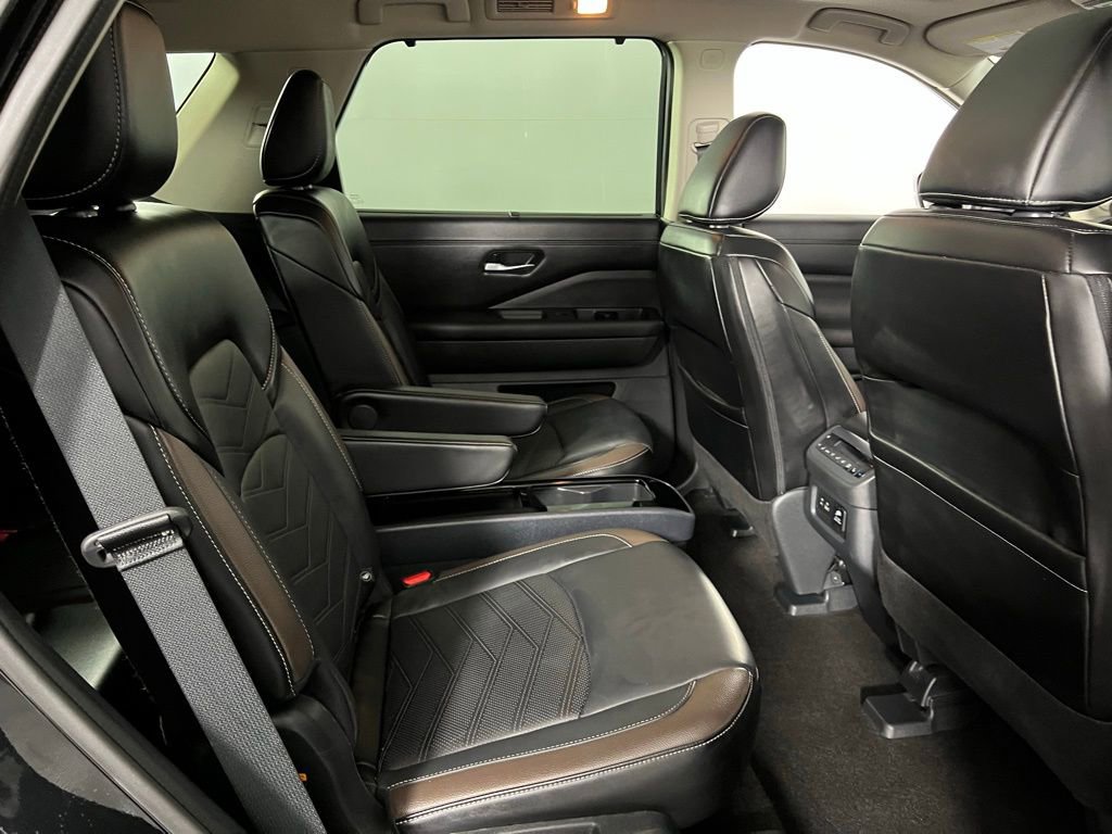 Used 2024 Nissan Pathfinder Platinum image 33