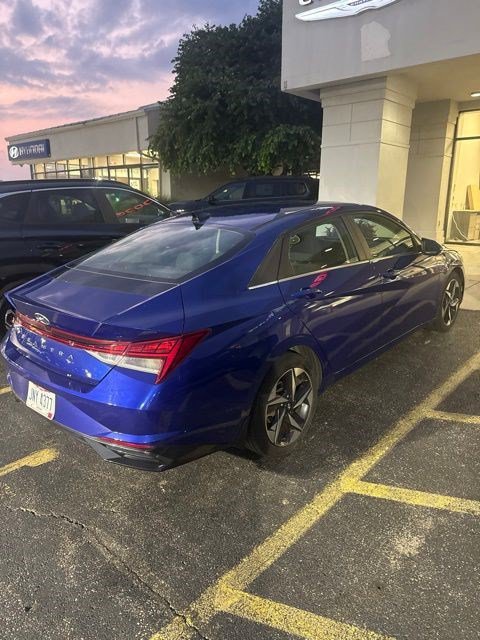 Used 2022 Hyundai Elantra SEL w/ Convenience + Premium Package FWD image 2