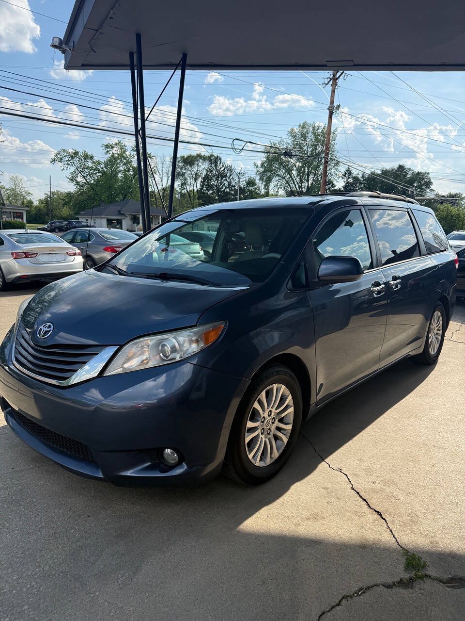Used 2013 Toyota Sienna XLE FWD image 3