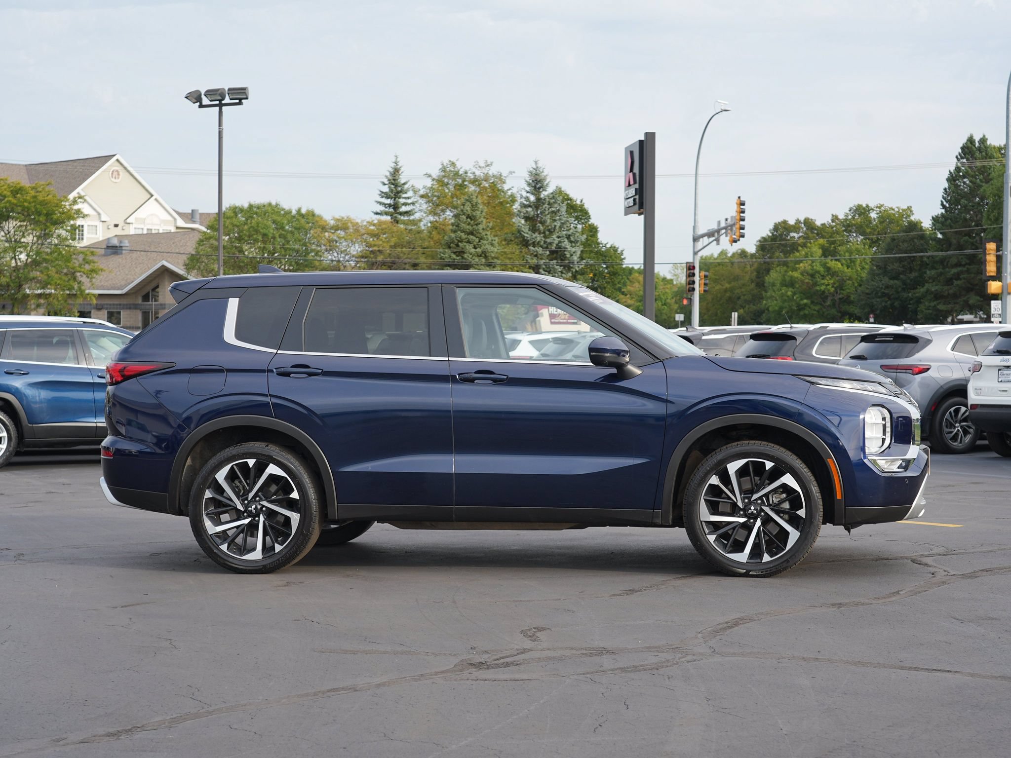 Used 2024 Mitsubishi Outlander SE AWD/4WD image 2